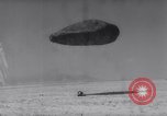 Standbild Marine Recon Einheit Fallschirmspringer California United States USA, 1958, aus Sekunde 51 historischem Filmmaterial Videoclip 65675027978
