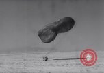 Standbild Marine Recon Einheit Fallschirmspringer California United States USA, 1958, aus Sekunde 52 historischem Filmmaterial Videoclip 65675027978