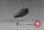 Standbild Marine Recon Einheit Fallschirmspringer California United States USA, 1958, aus Sekunde 53 historischem Filmmaterial Videoclip 65675027978