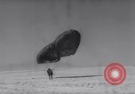 Standbild Marine Recon Einheit Fallschirmspringer California United States USA, 1958, aus Sekunde 54 historischem Filmmaterial Videoclip 65675027978