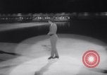 Standbild Eislaufen Meisterschaft Kanada, 1963, aus Sekunde 31 historischem Filmmaterial Videoclip 65675027998