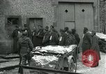 Standbild SS-Totenkopfverbände oder SS-TV deutsche Kriegsgefangene Westfront, 1945, aus Sekunde 12 historischem Filmmaterial Videoclip 65675028021