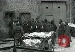 Standbild SS-Totenkopfverbände oder SS-TV deutsche Kriegsgefangene Westfront, 1945, aus Sekunde 13 historischem Filmmaterial Videoclip 65675028021