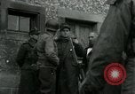 Standbild SS-Totenkopfverbände oder SS-TV deutsche Kriegsgefangene Westfront, 1945, aus Sekunde 16 historischem Filmmaterial Videoclip 65675028021