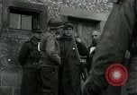 Standbild SS-Totenkopfverbände oder SS-TV deutsche Kriegsgefangene Westfront, 1945, aus Sekunde 17 historischem Filmmaterial Videoclip 65675028021
