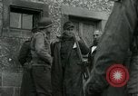 Standbild SS-Totenkopfverbände oder SS-TV deutsche Kriegsgefangene Westfront, 1945, aus Sekunde 20 historischem Filmmaterial Videoclip 65675028021
