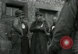Standbild SS-Totenkopfverbände oder SS-TV deutsche Kriegsgefangene Westfront, 1945, aus Sekunde 21 historischem Filmmaterial Videoclip 65675028021