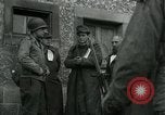 Standbild SS-Totenkopfverbände oder SS-TV deutsche Kriegsgefangene Westfront, 1945, aus Sekunde 22 historischem Filmmaterial Videoclip 65675028021