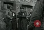 Standbild SS-Totenkopfverbände oder SS-TV deutsche Kriegsgefangene Westfront, 1945, aus Sekunde 23 historischem Filmmaterial Videoclip 65675028021