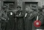 Standbild SS-Totenkopfverbände oder SS-TV deutsche Kriegsgefangene Westfront, 1945, aus Sekunde 26 historischem Filmmaterial Videoclip 65675028021