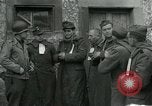 Standbild SS-Totenkopfverbände oder SS-TV deutsche Kriegsgefangene Westfront, 1945, aus Sekunde 28 historischem Filmmaterial Videoclip 65675028021