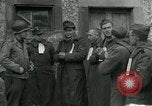 Standbild SS-Totenkopfverbände oder SS-TV deutsche Kriegsgefangene Westfront, 1945, aus Sekunde 29 historischem Filmmaterial Videoclip 65675028021