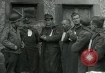 Standbild SS-Totenkopfverbände oder SS-TV deutsche Kriegsgefangene Westfront, 1945, aus Sekunde 30 historischem Filmmaterial Videoclip 65675028021
