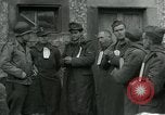 Standbild SS-Totenkopfverbände oder SS-TV deutsche Kriegsgefangene Westfront, 1945, aus Sekunde 32 historischem Filmmaterial Videoclip 65675028021
