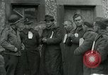 Standbild SS-Totenkopfverbände oder SS-TV deutsche Kriegsgefangene Westfront, 1945, aus Sekunde 33 historischem Filmmaterial Videoclip 65675028021