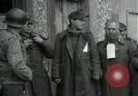 Standbild SS-Totenkopfverbände oder SS-TV deutsche Kriegsgefangene Westfront, 1945, aus Sekunde 34 historischem Filmmaterial Videoclip 65675028021
