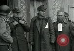 Standbild SS-Totenkopfverbände oder SS-TV deutsche Kriegsgefangene Westfront, 1945, aus Sekunde 35 historischem Filmmaterial Videoclip 65675028021