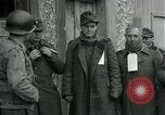 Standbild SS-Totenkopfverbände oder SS-TV deutsche Kriegsgefangene Westfront, 1945, aus Sekunde 36 historischem Filmmaterial Videoclip 65675028021