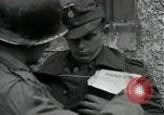 Standbild SS-Totenkopfverbände oder SS-TV deutsche Kriegsgefangene Westfront, 1945, aus Sekunde 43 historischem Filmmaterial Videoclip 65675028021