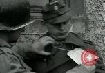 Standbild SS-Totenkopfverbände oder SS-TV deutsche Kriegsgefangene Westfront, 1945, aus Sekunde 44 historischem Filmmaterial Videoclip 65675028021