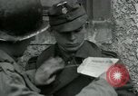 Standbild SS-Totenkopfverbände oder SS-TV deutsche Kriegsgefangene Westfront, 1945, aus Sekunde 45 historischem Filmmaterial Videoclip 65675028021