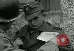 Standbild SS-Totenkopfverbände oder SS-TV deutsche Kriegsgefangene Westfront, 1945, aus Sekunde 46 historischem Filmmaterial Videoclip 65675028021