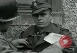 Standbild SS-Totenkopfverbände oder SS-TV deutsche Kriegsgefangene Westfront, 1945, aus Sekunde 47 historischem Filmmaterial Videoclip 65675028021