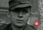 Standbild SS-Totenkopfverbände oder SS-TV deutsche Kriegsgefangene Westfront, 1945, aus Sekunde 57 historischem Filmmaterial Videoclip 65675028021