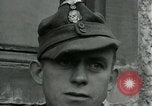 Standbild SS-Totenkopfverbände oder SS-TV deutsche Kriegsgefangene Westfront, 1945, aus Sekunde 61 historischem Filmmaterial Videoclip 65675028021