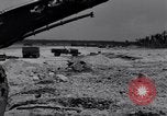 Standbild zerstörten Waffen und Flugzeugen Guam, 1944, aus Sekunde 13 historischem Filmmaterial Videoclip 65675028023