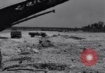 Standbild zerstörten Waffen und Flugzeugen Guam, 1944, aus Sekunde 14 historischem Filmmaterial Videoclip 65675028023