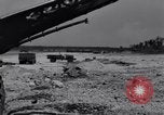Standbild zerstörten Waffen und Flugzeugen Guam, 1944, aus Sekunde 15 historischem Filmmaterial Videoclip 65675028023