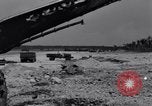 Standbild zerstörten Waffen und Flugzeugen Guam, 1944, aus Sekunde 17 historischem Filmmaterial Videoclip 65675028023