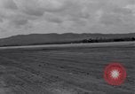 Standbild zerstörten Waffen und Flugzeugen Guam, 1944, aus Sekunde 20 historischem Filmmaterial Videoclip 65675028023