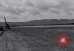 Standbild zerstörten Waffen und Flugzeugen Guam, 1944, aus Sekunde 26 historischem Filmmaterial Videoclip 65675028023