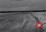 Standbild zerstörten Waffen und Flugzeugen Guam, 1944, aus Sekunde 27 historischem Filmmaterial Videoclip 65675028023