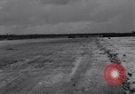 Standbild zerstörten Waffen und Flugzeugen Guam, 1944, aus Sekunde 29 historischem Filmmaterial Videoclip 65675028023