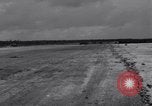 Standbild zerstörten Waffen und Flugzeugen Guam, 1944, aus Sekunde 30 historischem Filmmaterial Videoclip 65675028023