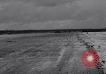 Standbild zerstörten Waffen und Flugzeugen Guam, 1944, aus Sekunde 31 historischem Filmmaterial Videoclip 65675028023