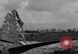 Standbild zerstörten Waffen und Flugzeugen Guam, 1944, aus Sekunde 35 historischem Filmmaterial Videoclip 65675028023