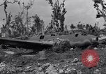 Standbild zerstörten Waffen und Flugzeugen Guam, 1944, aus Sekunde 38 historischem Filmmaterial Videoclip 65675028023