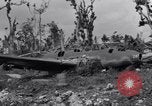 Standbild zerstörten Waffen und Flugzeugen Guam, 1944, aus Sekunde 39 historischem Filmmaterial Videoclip 65675028023