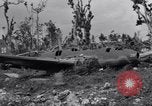 Standbild zerstörten Waffen und Flugzeugen Guam, 1944, aus Sekunde 40 historischem Filmmaterial Videoclip 65675028023