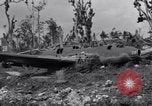 Standbild zerstörten Waffen und Flugzeugen Guam, 1944, aus Sekunde 41 historischem Filmmaterial Videoclip 65675028023