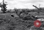 Standbild zerstörten Waffen und Flugzeugen Guam, 1944, aus Sekunde 42 historischem Filmmaterial Videoclip 65675028023
