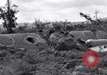 Standbild zerstörten Waffen und Flugzeugen Guam, 1944, aus Sekunde 43 historischem Filmmaterial Videoclip 65675028023