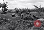 Standbild zerstörten Waffen und Flugzeugen Guam, 1944, aus Sekunde 45 historischem Filmmaterial Videoclip 65675028023