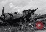 Standbild zerstörten Waffen und Flugzeugen Guam, 1944, aus Sekunde 49 historischem Filmmaterial Videoclip 65675028023