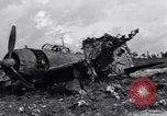 Standbild zerstörten Waffen und Flugzeugen Guam, 1944, aus Sekunde 51 historischem Filmmaterial Videoclip 65675028023
