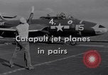 Immagine di Catapulta di velivoli a getto dalla portaerei United States USA, 1951, secondo 6 filmato di repertorio 65675028031